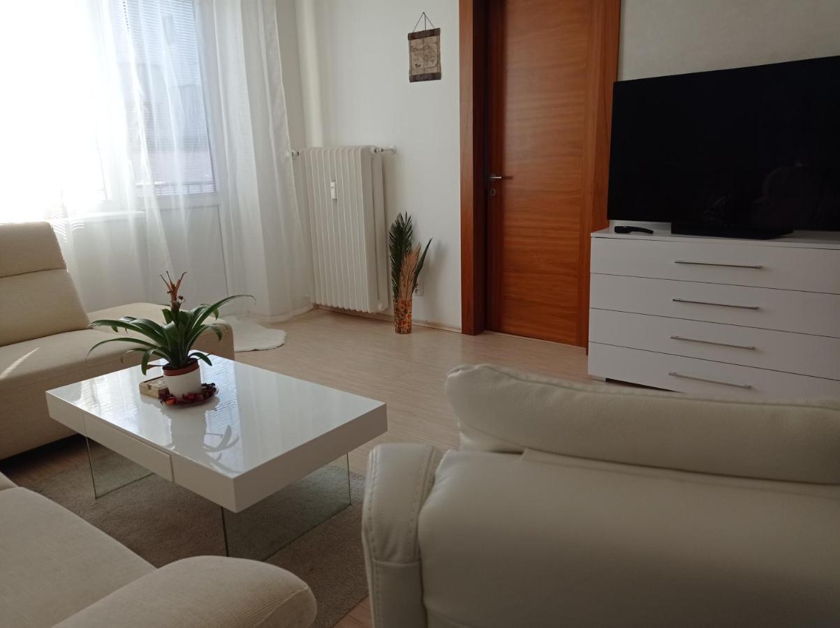 Amazing Flat In Old Town With Large Balcony Appartement Bratislava Buitenkant foto